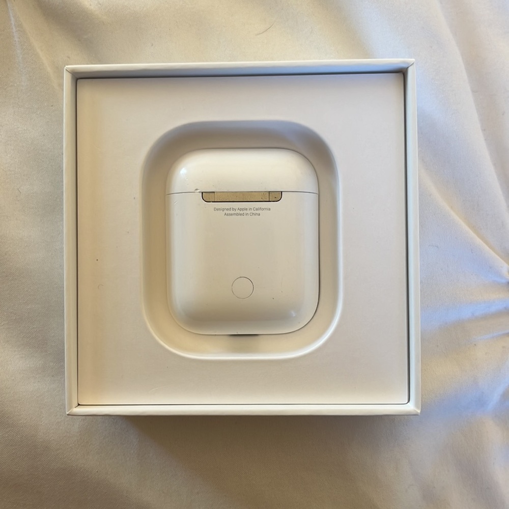 Apple Airpods - Picture 3 of 4